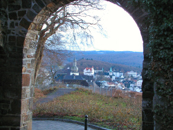 Schlossruine Torbogen abwärts